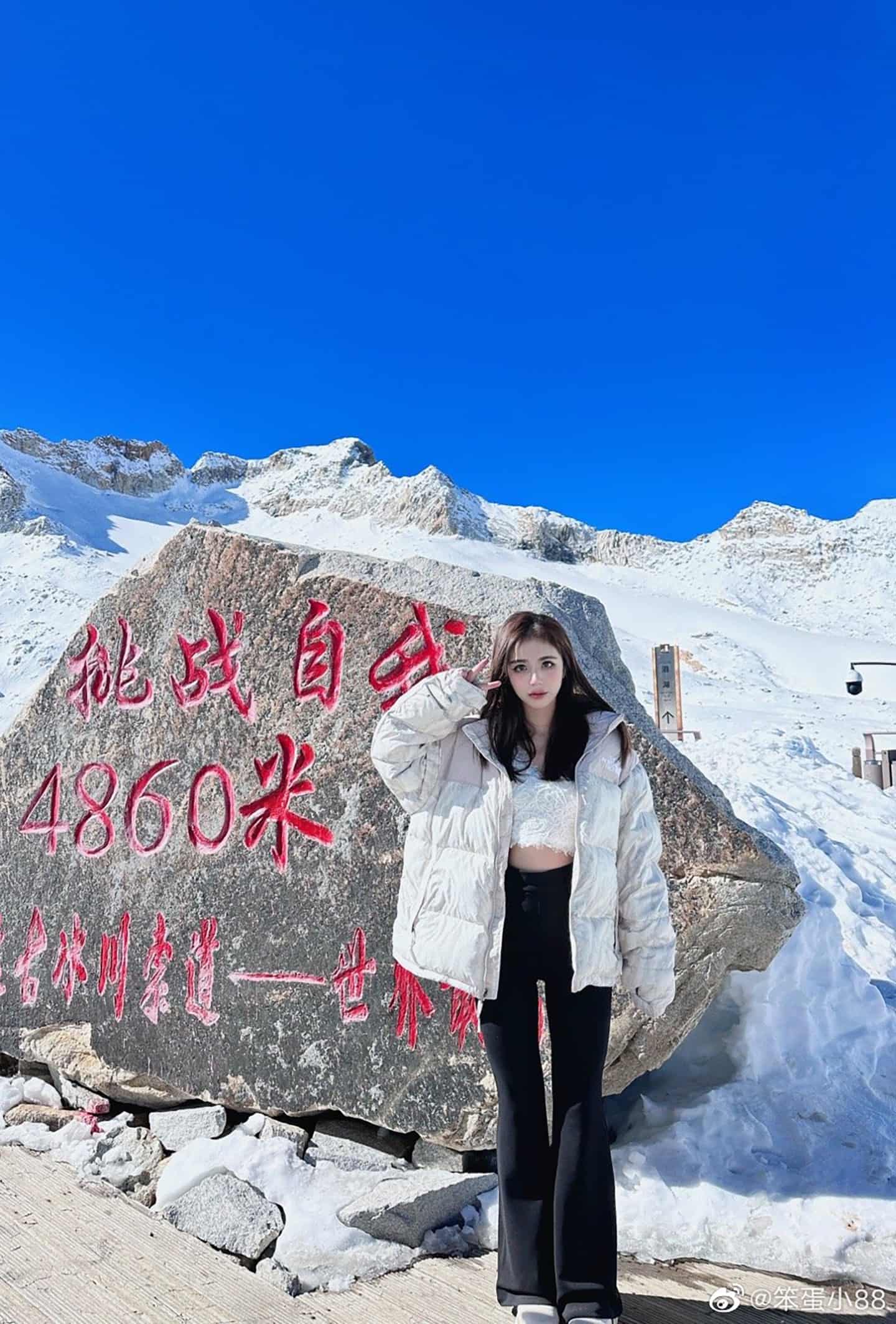 抖音 脸红八酱(初恋的八) 32套 微密圈写真图集视频下载 偶像派2082插图2 抖音 脸红八酱(初恋的八) 32套 微密圈写真图集视频下载 偶像派2082插图2
